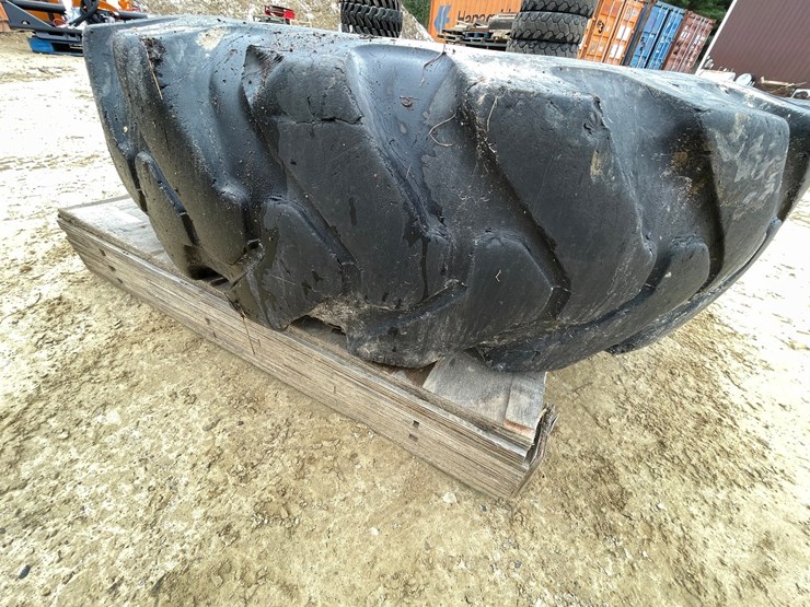 #7542-•-galaxy-brand-telehandler-tire-on-rim-image-13