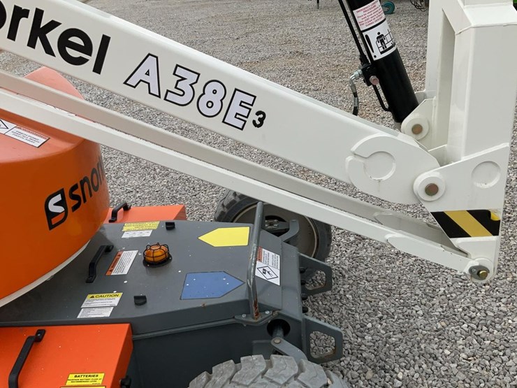 #310-•-2019-snorkel-38'-articulating-lift-image-21