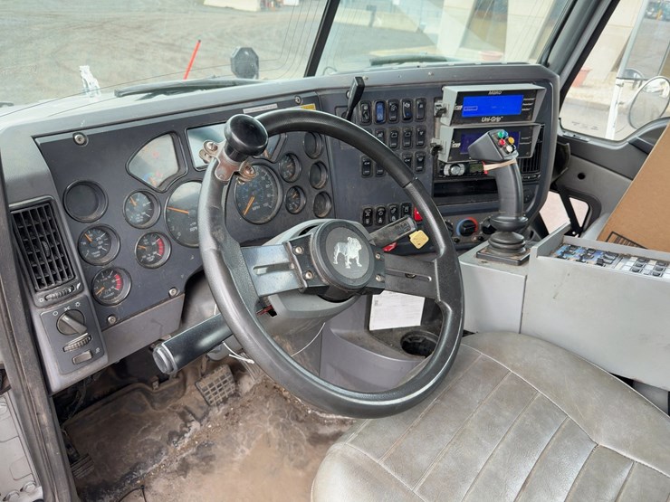 2010-mack-granite-gu713-image-34