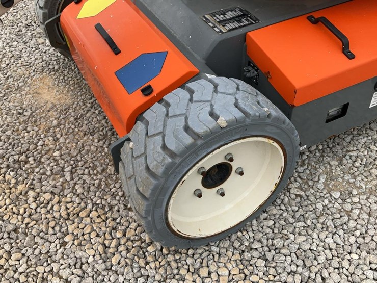 #310-•-2019-snorkel-38'-articulating-lift-image-15