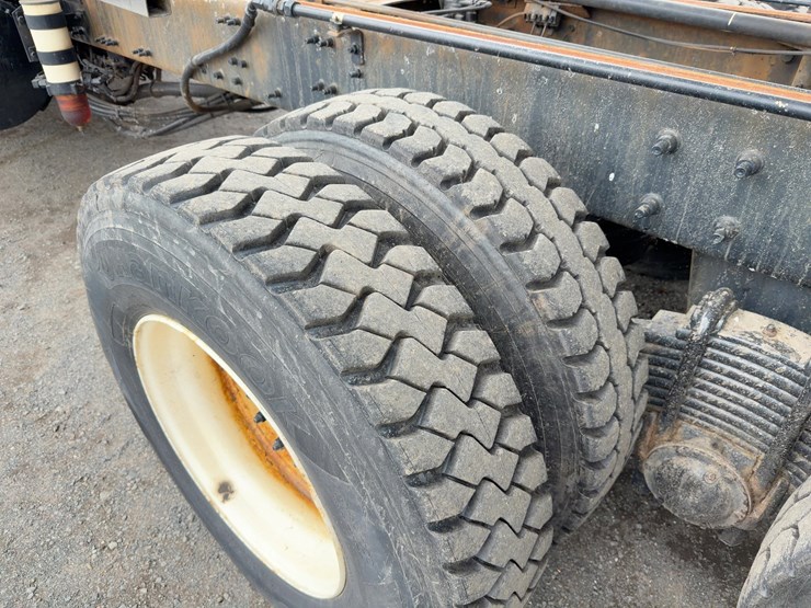 2010-mack-granite-gu713-image-22