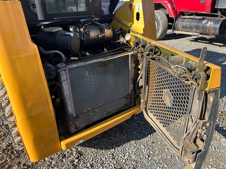 new-holland-l216-image-37