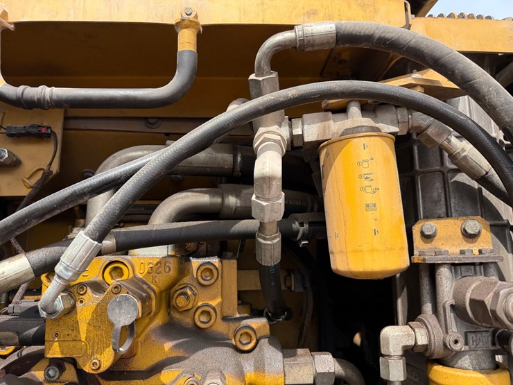 caterpillar-330d-image-44