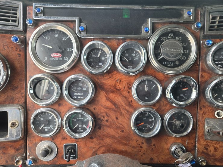 2000-peterbilt-379-image-61