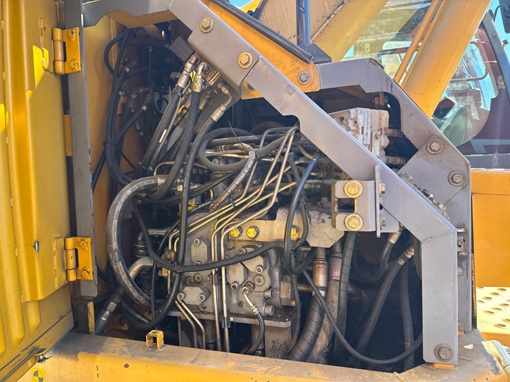 2009-deere-225-lc-image-39