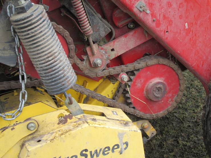 new-holland-br780-image-10