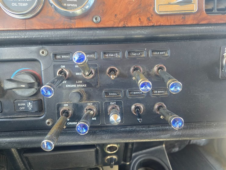 2005-peterbilt-379-image-64