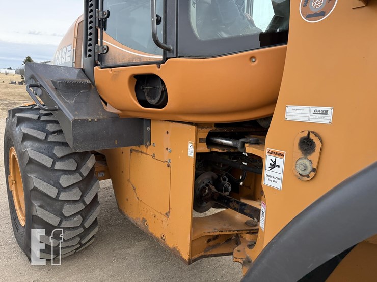 2010-case-721e-image-9