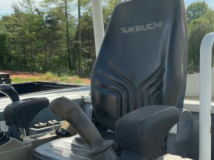 2017-takeuchi-tb240-image-16