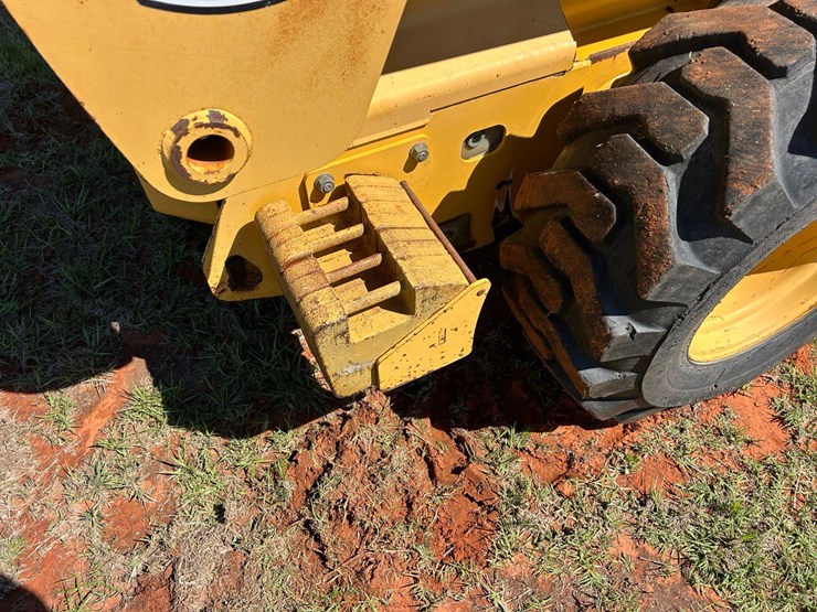 2008-deere-332-image-9