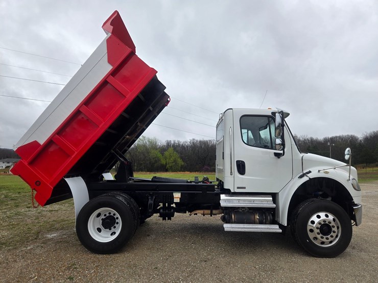 2012-freightliner-m2-106-image-31