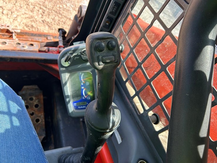 2017-kubota-ssv75-image-21