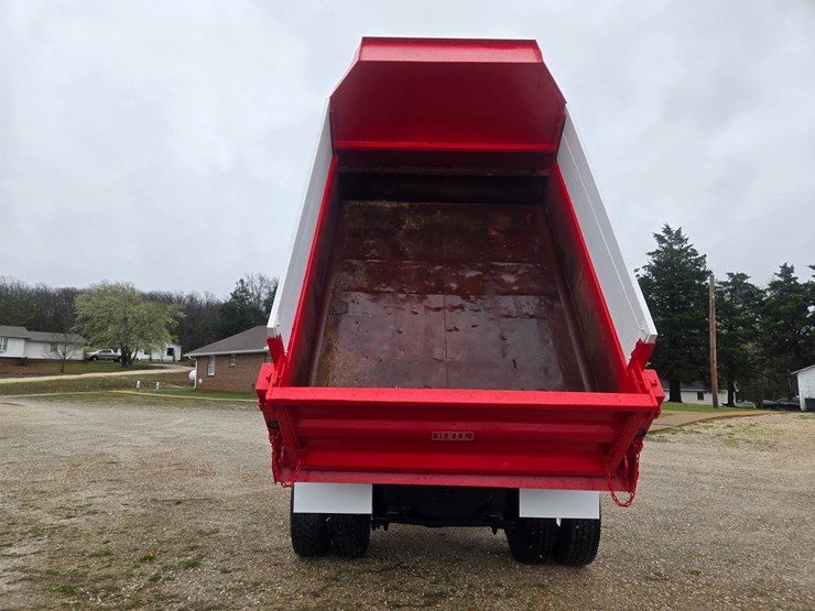 2012-freightliner-m2-106-image-28