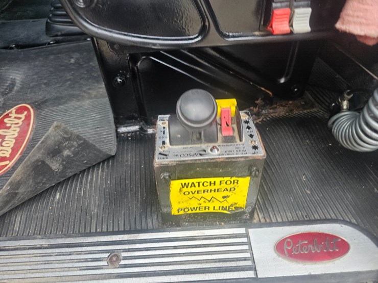 2012-peterbilt-384-image-80