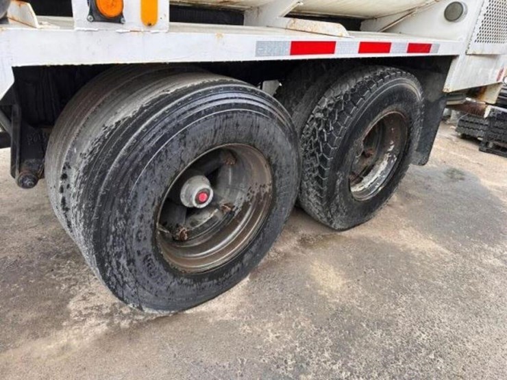 2008-peterbilt-335-image-46