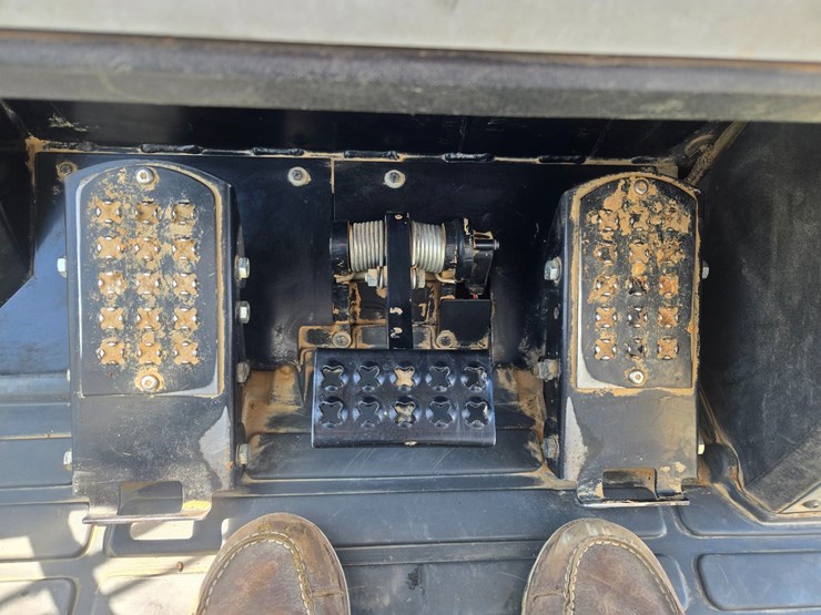 2014-caterpillar-953d-image-57