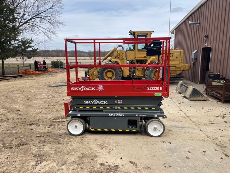#7514a-•-2025-skyjack-sj3220e-electric-scissor-lift-image-5