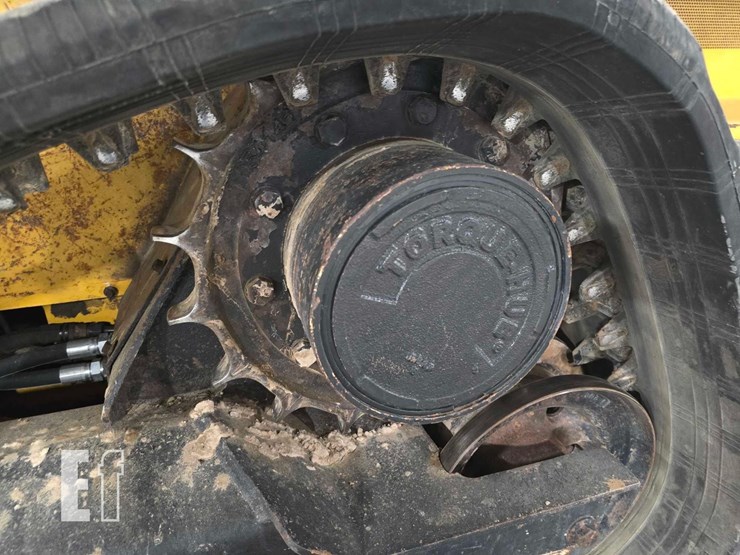 2014-deere-323e-image-22