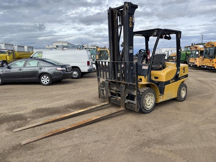 2015-yale-gdp80-forklift-image-1