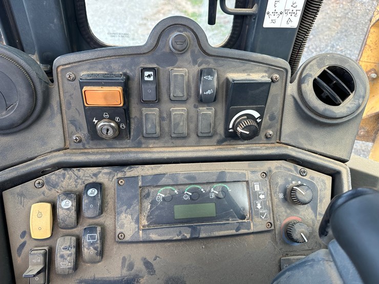 2011-deere-310sj-image-40