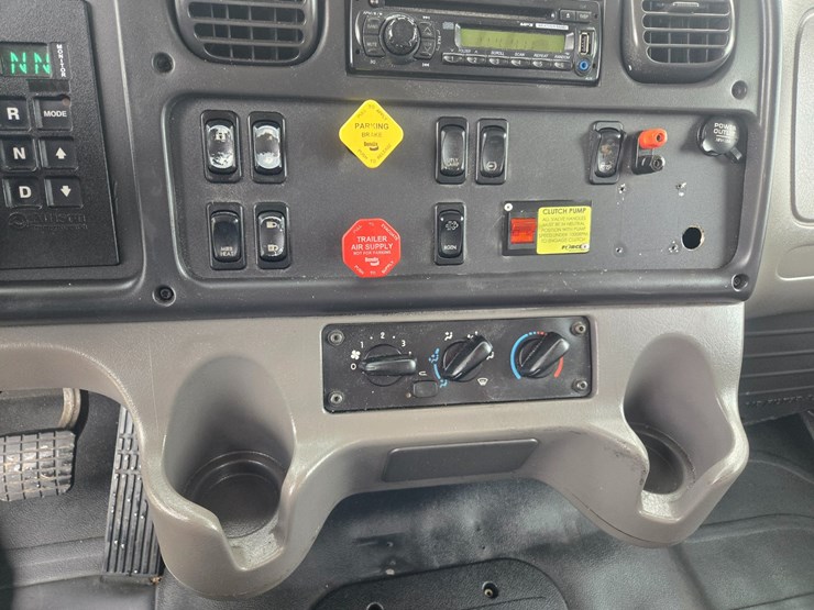 2012-freightliner-m2-106-image-75