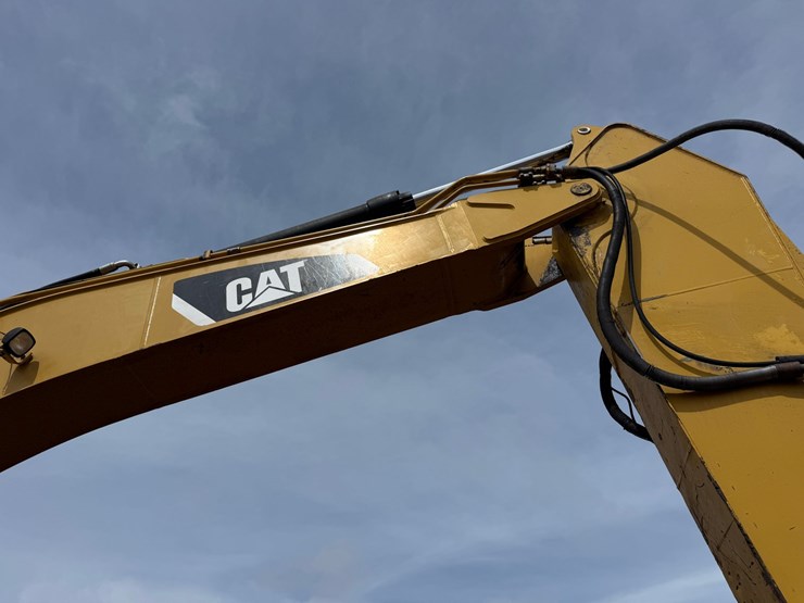 caterpillar-330d-image-23