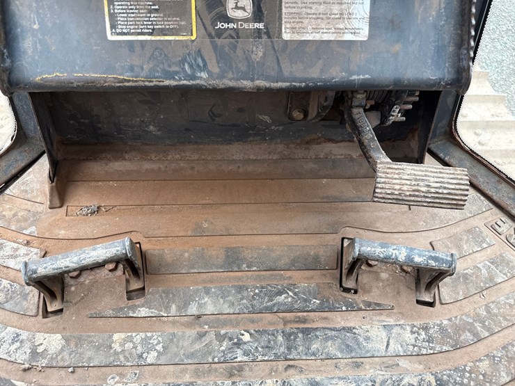 2005-deere-700j-xlt-image-42