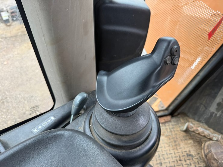 2016-case-1650m-image-59