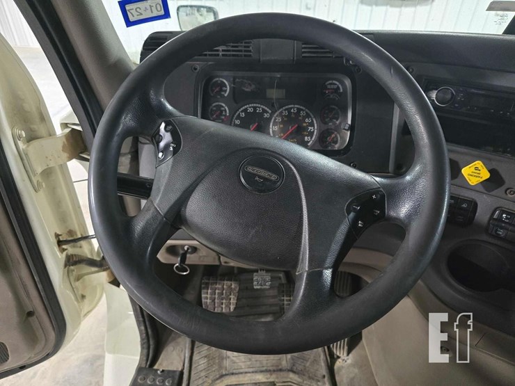 2013-freightliner-cascadia-125-image-10