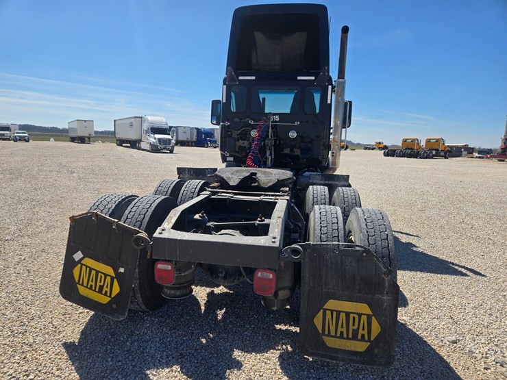 2016-peterbilt-579-image-13