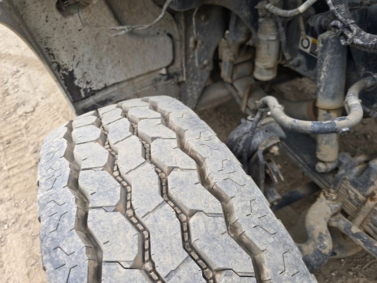 2017-peterbilt-348-image-38