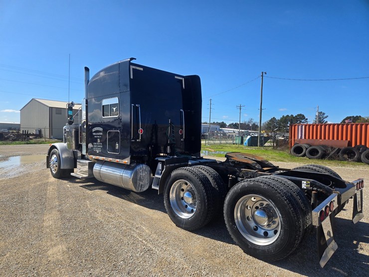 2005-peterbilt-379-image-13