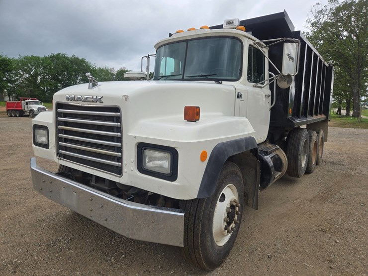 2001-mack-rd690s-image-1