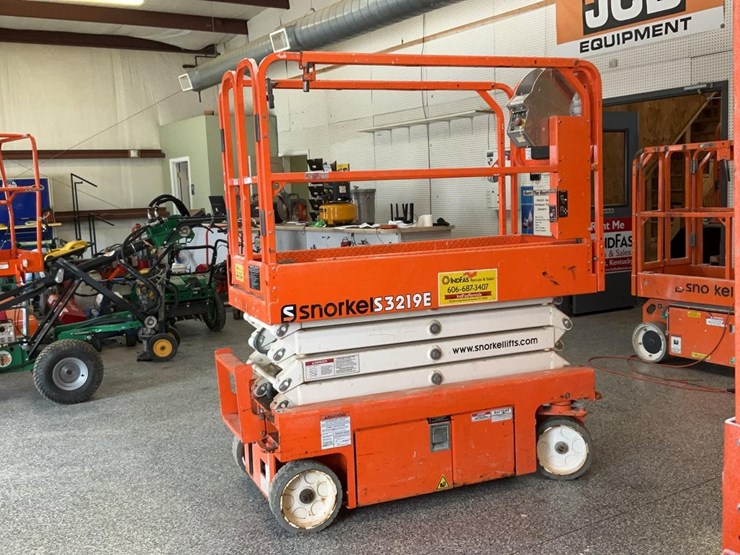#425-•-2020-snorkel-19'-scissor-lift-image-2