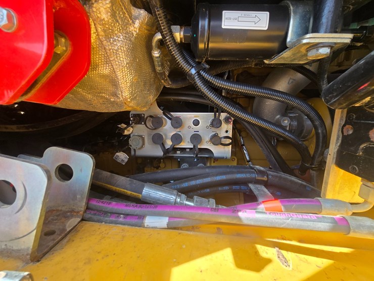 2014-caterpillar-953d-image-28