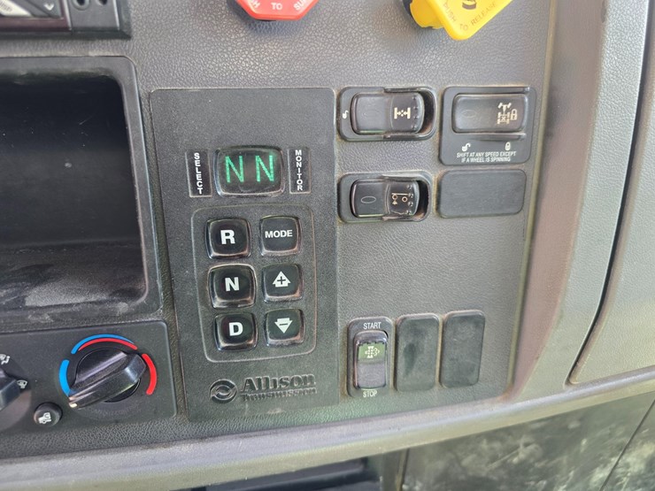 2017-peterbilt-348-image-109