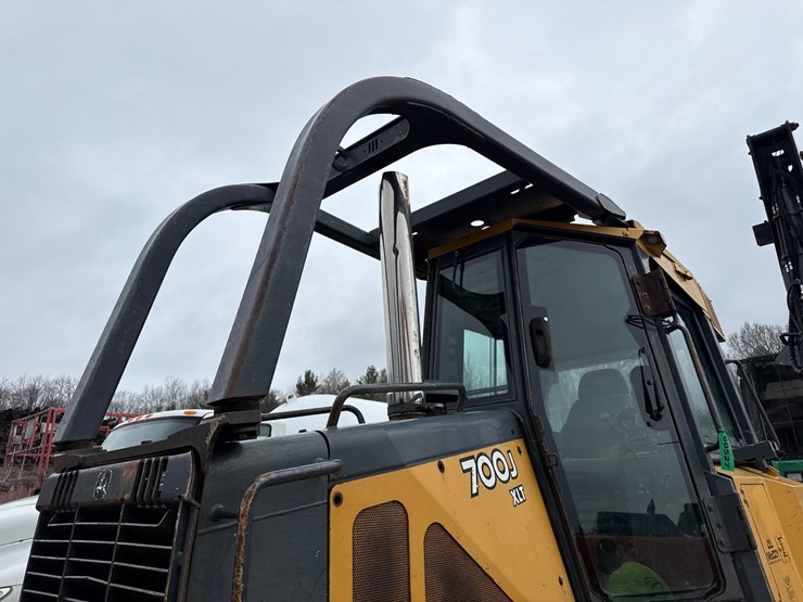 2005-deere-700j-xlt-image-11