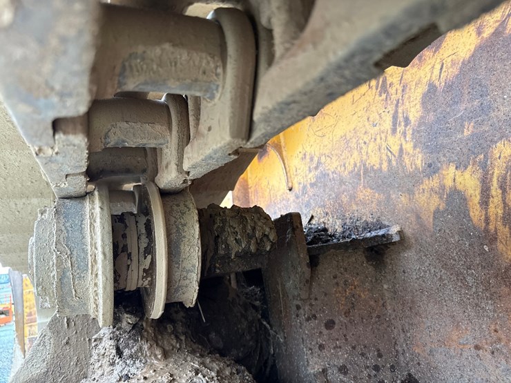 2005-deere-700j-xlt-image-59