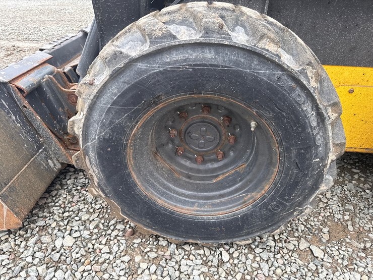 new-holland-l320-image-37