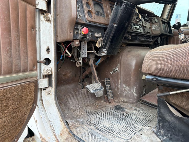 1979-international-f227-image-26