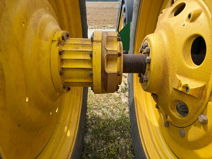 2012-john-deere-8235r-image-15