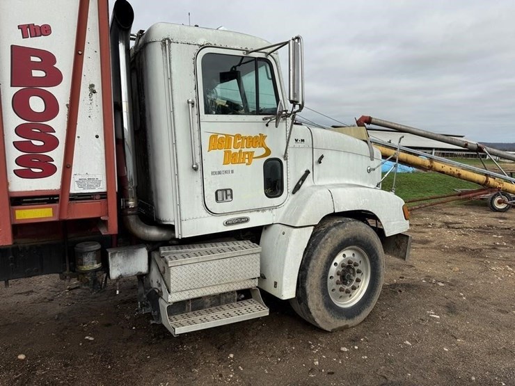 1999-freightliner-fld112-image-3