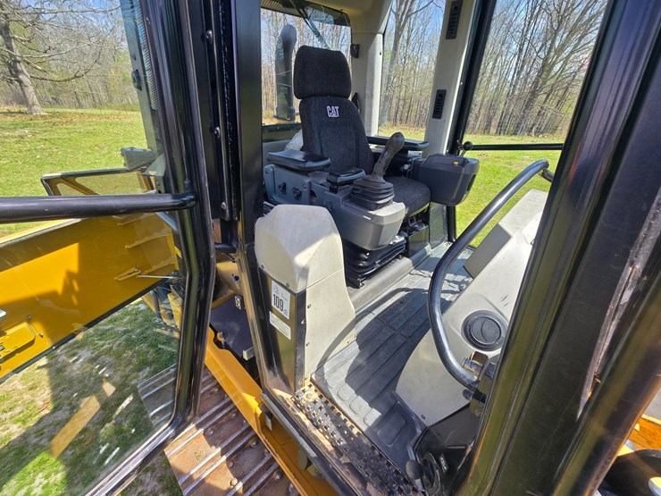 2014-caterpillar-953d-image-47