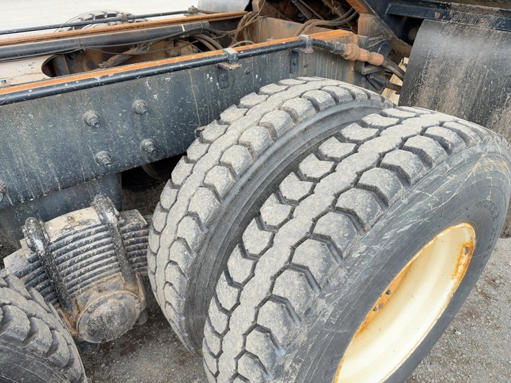 2010-mack-granite-gu713-image-23