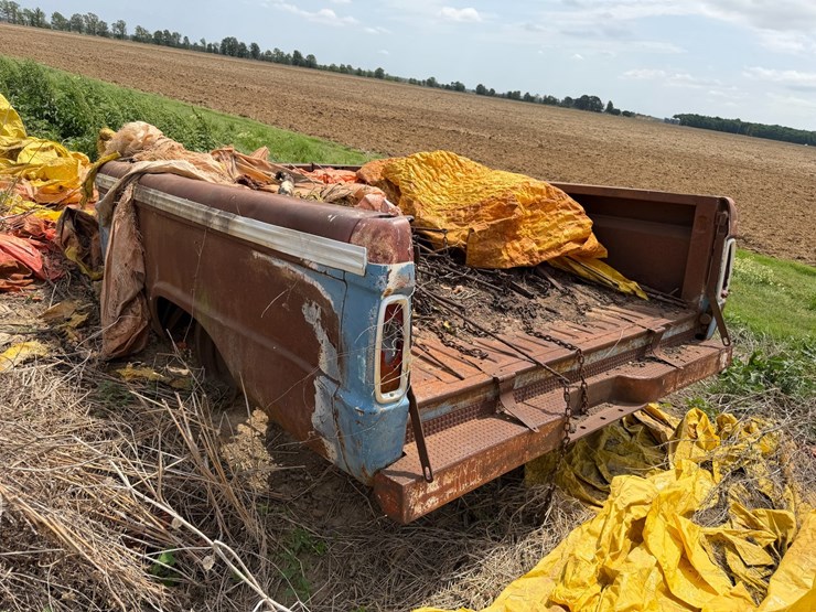 #45266-•-8.5'-bed-trailer-w/levee-spills-image-4