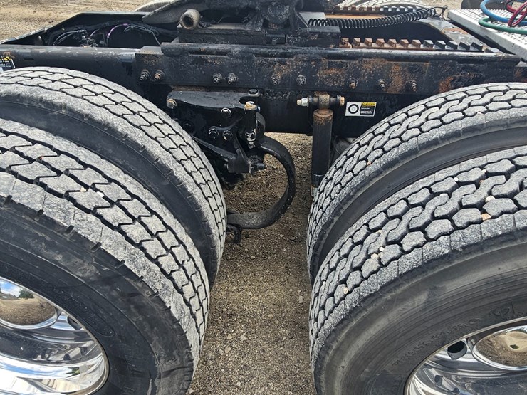 2012-peterbilt-384-image-103