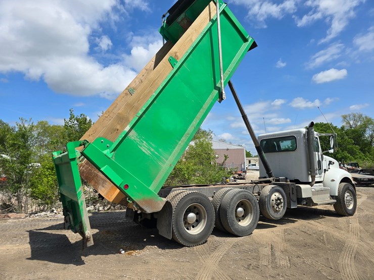 2017-peterbilt-348-image-58