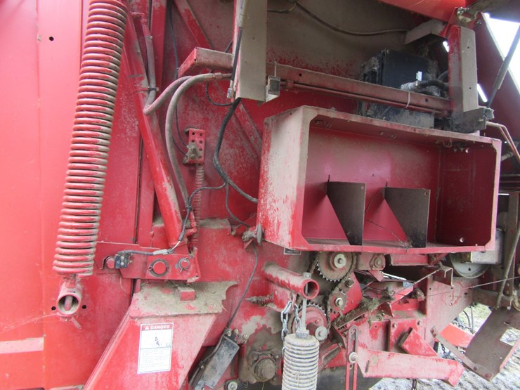 new-holland-br780-image-21