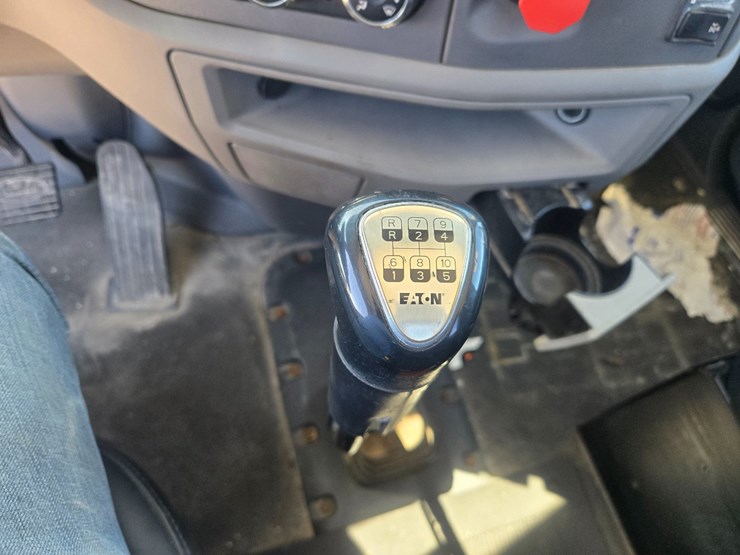 2016-peterbilt-579-image-57