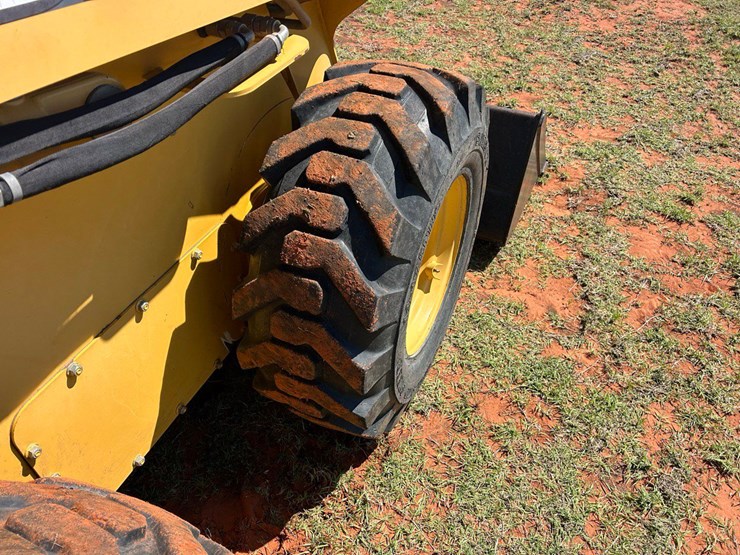 2008-deere-332-image-10